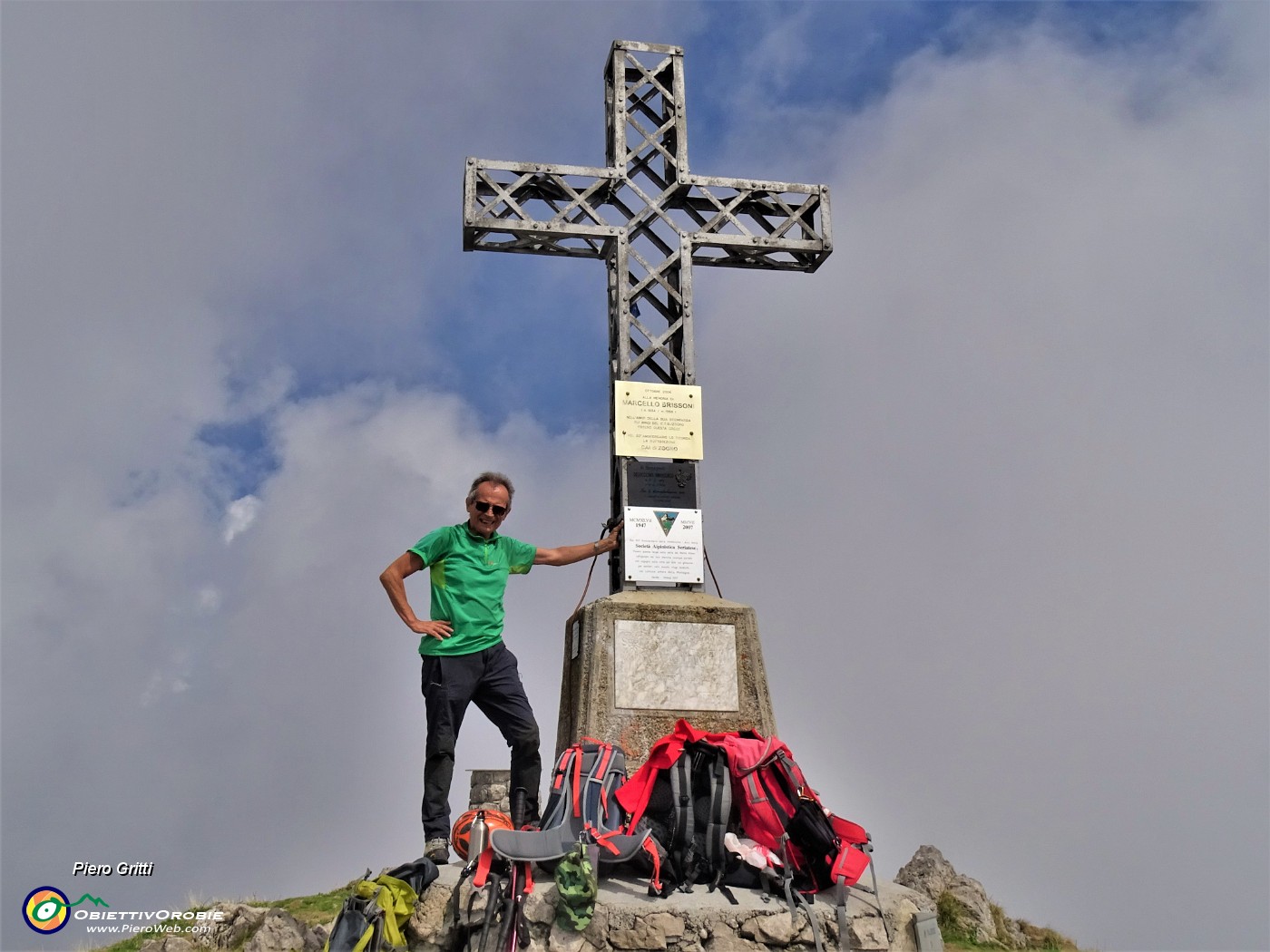 07 Alla croce di vetta di Cima Alben (2019 m) .JPG